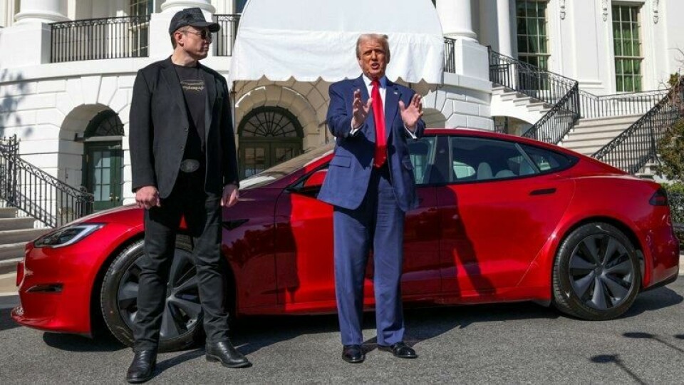 Donald Trump sier han skal kjøpe en Tesla for å støtte Elon Musk. Donald Trump sier han skal kjøpe en Tesla for å støtte Elon Musk. Foto: Reuters / NTB