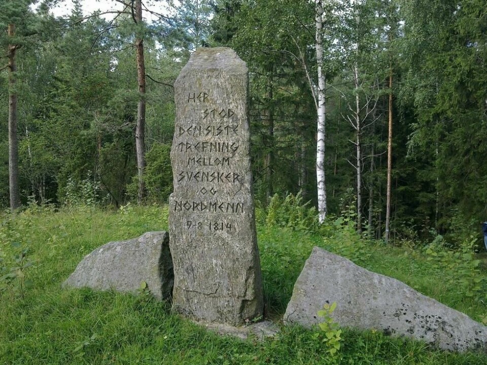 Minnestein øverst på høyden der de norske forskansingene var plassert. Minnestein øverst på høyden der de norske forskansingene var plassert. Foto: Otebig / CC 3.0
