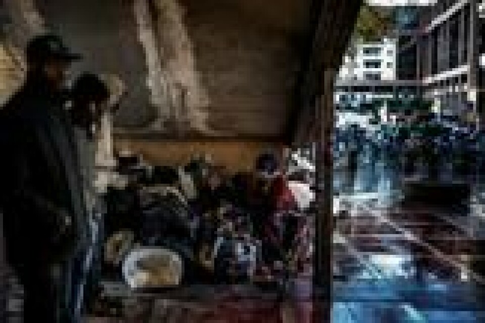 Migranter forbereder seg på å sove under en trapp i Lyon i Frankrike, etter å ha blitt utvist fra en midlertidig leir. Scanpix/AFP. Migranter forbereder seg på å sove under en trapp i Lyon i Frankrike, etter å ha blitt utvist fra en midlertidig leir. Scanpix/AFP.