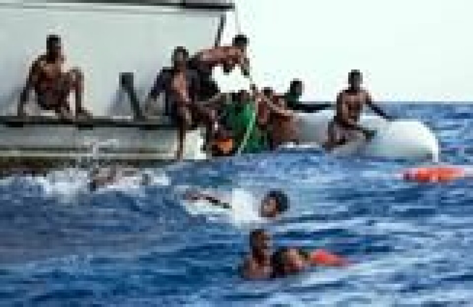 Migranter forsøker å ta seg ombord i et libysk kystvaktskip under en redningsaksjon i internasjonalt farvann utenfor kysten av Libya, mandag 6. november i år. Fem migranter omkom da den tyske organisasjonen Sea-Watch og libysk kystvakt forsøkte å redde dem fra båten som sank i Middelhavet. Begge parter ga hverandre skylden for ulykken etter hendelsen. Foto: Scanpix/Lisa Hoffmann/Sea-Watch via AP. Migranter forsøker å ta seg ombord i et libysk kystvaktskip under en redningsaksjon i internasjonalt farvann utenfor kysten av Libya, mandag 6. november i år. Fem migranter omkom da den tyske organisasjonen Sea-Watch og libysk kystvakt forsøkte å redde dem fra båten som sank i Middelhavet. Begge parter ga hverandre skylden for ulykken etter hendelsen. Foto: Scanpix/Lisa Hoffmann/Sea-Watch via AP.