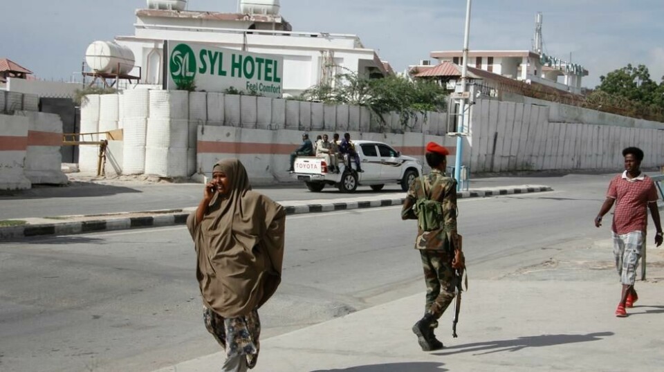 Somaliske soldater holder vakt utenfor Syl Hotel i Mogadishu etter torsdagens angrep. Foto: Farah Abdi Warsameh / AP / NTB