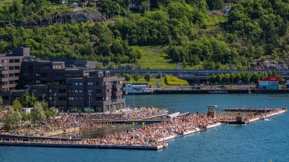 Folksomt på Sørenga sjøbad. Foto: NTB