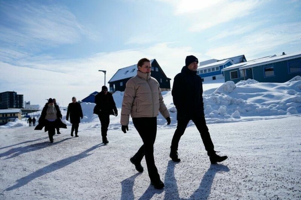 Mette Frederiksen ble møtt av Grønlands avtroppende regjeringssjef Múte B. Egede.