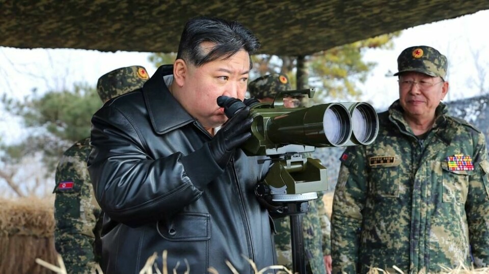 Nord-Koreas diktator Kim Jung-un under en militærøvelse i mars i år.