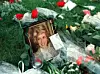 Mange nordmenn følte det som personlig sjokk og sorg da prinsesse Diana døde. Her blomsterhilsener på gresset utenfor den britiske ambassaden i Oslo. Foto: NTB scanpix