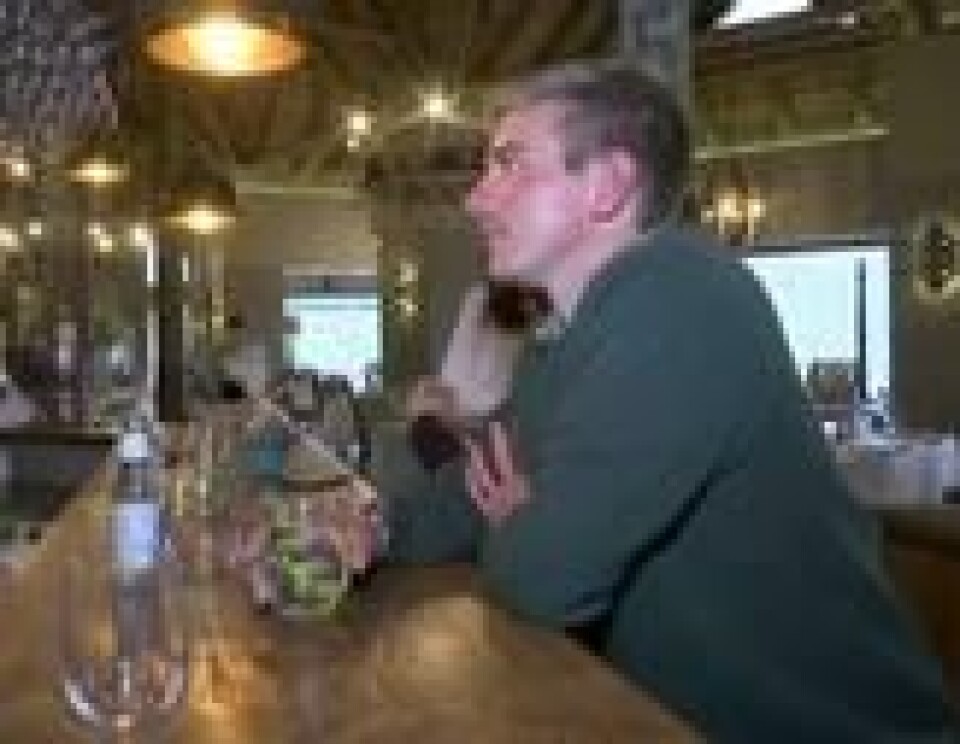 Jade Badenhorst er en av de besøkende som har fått smake et glass med elefantmøkk-gin. Jade Badenhorst er en av de besøkende som har fått smake et glass med elefantmøkk-gin. Foto: AP