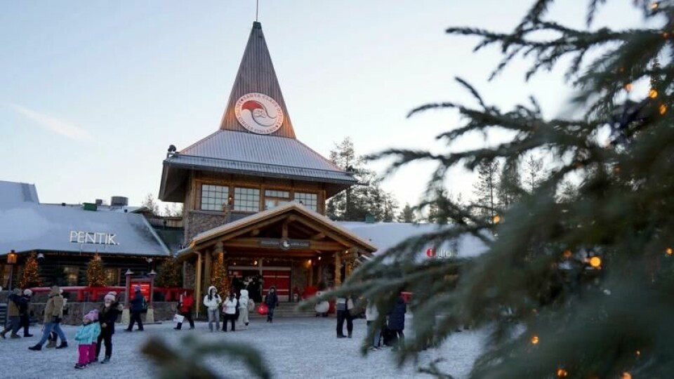 Fornøyelsesparken Santa Claus Village i Rovaniemi i Finland overstrømmes av turister.