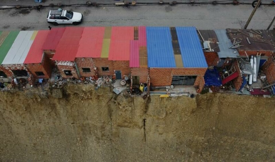 «Selvmordshjemmene» i El Alto står farlig nær det 60 meter dype stupet. Beboerne nekter imidlertid å flytte på seg. «Selvmordshjemmene» i El Alto står farlig nær det 60 meter dype stupet. Beboerne nekter imidlertid å flytte på seg. Foto: Claudia Morales / Reuters / NTB