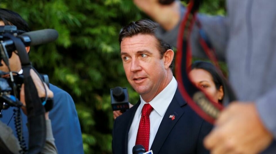 Kongressrepresentant Duncan Hunter (R) på vei ut fra den føderale domstolen i San Diego 3. desember. NTB Scanpix/Reuters.