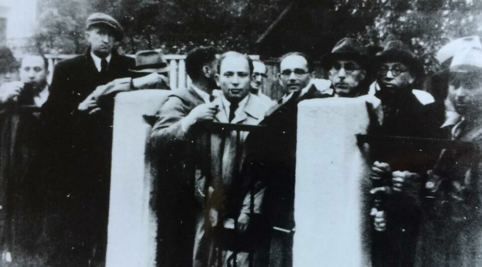 Jødiske flyktninger samlet foran konsulatet i Kaunas i juli 1940. Foto brukt med tillatelse fra Nobuki Sugihara. Jødiske flyktninger samlet foran konsulatet i Kaunas i juli 1940. Foto brukt med tillatelse fra Nobuki Sugihara.