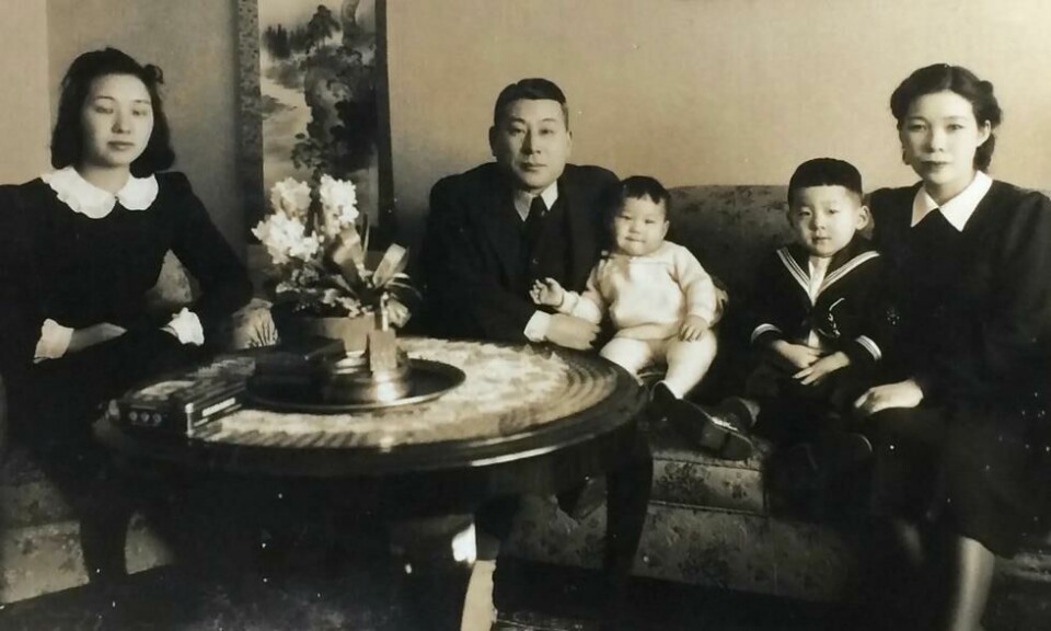 Deler av familien Sugihara fotografert sammen. I midten Chiune Sugihara, til høyre hans hustru Yukiko. Mellom dem sitetr to av barna deres. Til venstre en svigerinne.Foto brukt med tillatelse fra Nobuki Sugihara. Deler av familien Sugihara fotografert sammen. I midten Chiune Sugihara, til høyre hans hustru Yukiko. Mellom dem sitetr to av barna deres. Til venstre en svigerinne.Foto brukt med tillatelse fra Nobuki Sugihara.