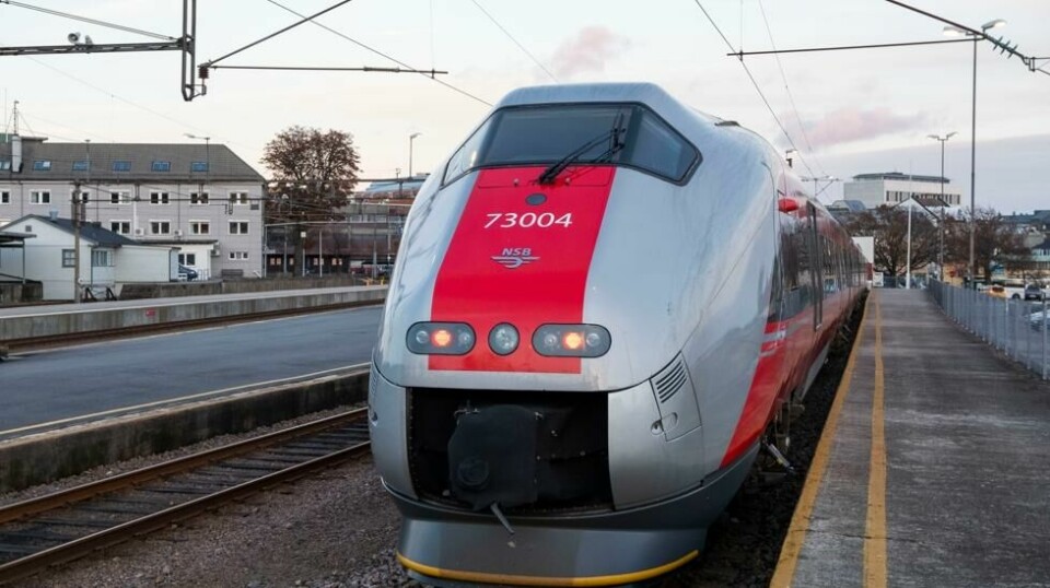 Et togsett står på et sidespor på Kristiansand stasjon og Sørlandsbanen. Når Go-Ahead begynner å operere strekningen søndag 15. desember, mister flere kunder hos Vy muligheten til å kjøpe rabatterte billetter.