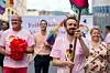 Helse- og omsorgsminister Jan Christian Vestre under Pride-paraden, som feirer skeivt mangfold, markerer uoppnådde rettigheter og forsvarer eksisterende rettigheter, går fra Grønland til Pride Park i Sofienbergparken i Oslo lørdag. Foto: Frederik Ringnes / NTB