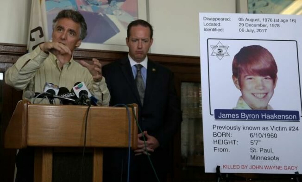 Jason Moran (t.h.) står her sammen med sheriff Tom Dart under en pressekonferanse i 2017 der de annonserte identiteten til James Byron Haakenson som et av ofrene til seriemorderen John Wayne Gacy. Tenåringen ble sist sett i Chicago august 1976. Foto: AP Jason Moran (t.h.) står her sammen med sheriff Tom Dart under en pressekonferanse i 2017 der de annonserte identiteten til James Byron Haakenson som et av ofrene til seriemorderen John Wayne Gacy. Tenåringen ble sist sett i Chicago august 1976. Foto: AP