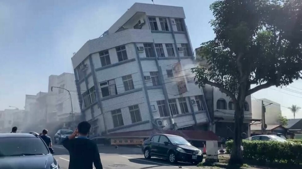 Et TV-bilde viser en delvis sammenrast bygning i byen Hualien på Taiwans østkyst. Foto: TVBS via AP / NTB