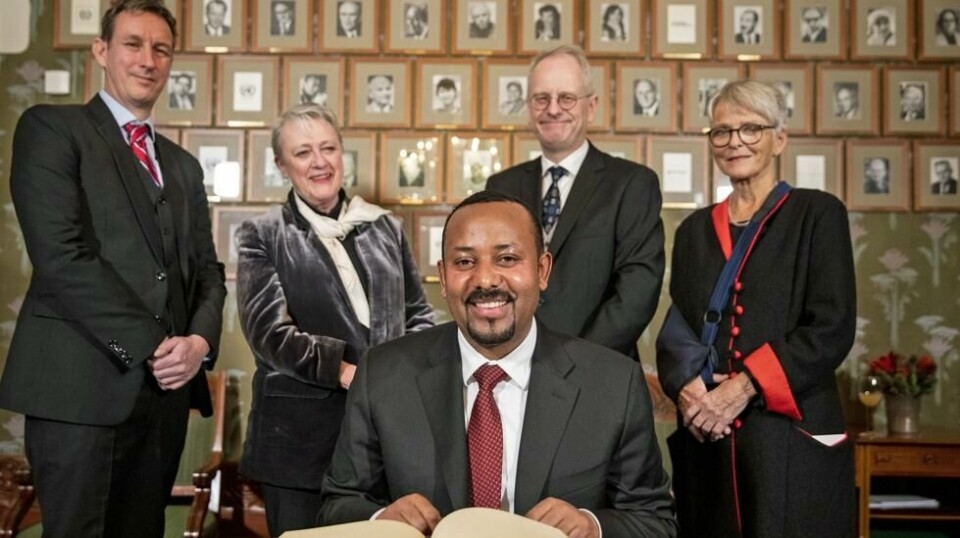 Etiopias statsminister Abiy Ahmed Ali mottok Nobels fredspris i Oslo rådhus i fjor. Bak fra venstre: Asle Toje, komitéleder Berit Reiss-Andersen, Henrik Syse og Anne Enger i Nobelkomiteen .