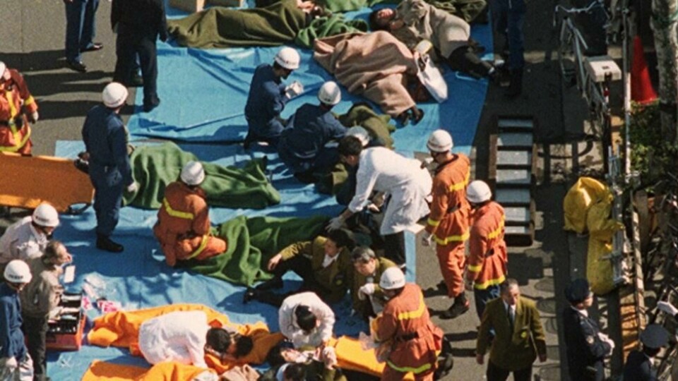 På dette bildet fra 20. mars 1995 behandles skadde av redningsmannskaper etter det dødelige gassangrepet nær Tsukiji T-banestasjon i Tokyo. Dommedagssekten Aum Shinrikyo slapp ut saringass i Tokyos undergrunnsbaner og drepte 13 mennesker. På dette bildet fra 20. mars 1995 behandles skadde av redningsmannskaper etter det dødelige gassangrepet nær Tsukiji T-banestasjon i Tokyo. Dommedagssekten Aum Shinrikyo slapp ut saringass i Tokyos undergrunnsbaner og drepte 13 mennesker. Foto: AP Photo / Kyodo News / NTB