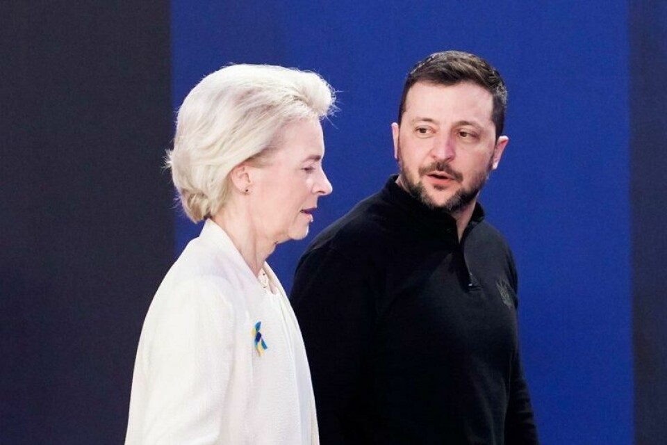 At Ukraina har klart å gjennomføre flere store politiske og økonomiske reformer påkrevd av EU, samtidig som krigen herjer, har imponert EU-kommisjonens president Ursula von der Leyen. Her er hun fotografert sammen med Ukrainas president Volodymyr Zelenskyj mandag.