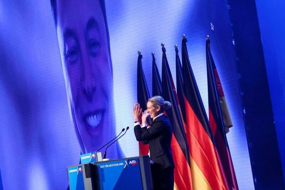I januar dukket Elon Musk opp på storskjerm under et AfD-møte. Kvinnen foran i bildet er partiets leder, 46 år gamle Alice Weidel. I januar dukket Elon Musk opp på storskjerm under et AfD-møte. Kvinnen foran i bildet er partiets leder, 46 år gamle Alice Weidel. Foto: Karina Hessland / Reuters / NTB