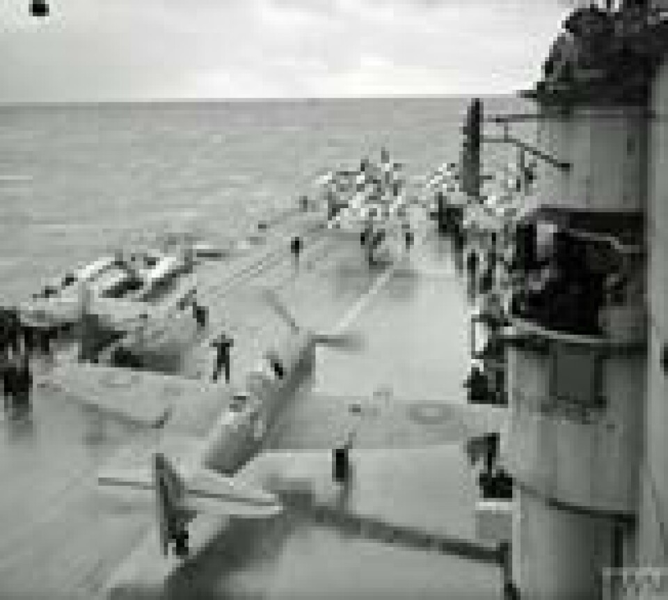 Det britiske hangarskipet HMS Implacable fotografert utenfor Helgelandskysten 26. november 1944. Dagen etter skulle jager- og bombeflyene angripe MS Rigel ved Tjøtta. Det britiske hangarskipet HMS Implacable fotografert utenfor Helgelandskysten 26. november 1944. Dagen etter skulle jager- og bombeflyene angripe MS Rigel ved Tjøtta. Foto: Imperial War Museums