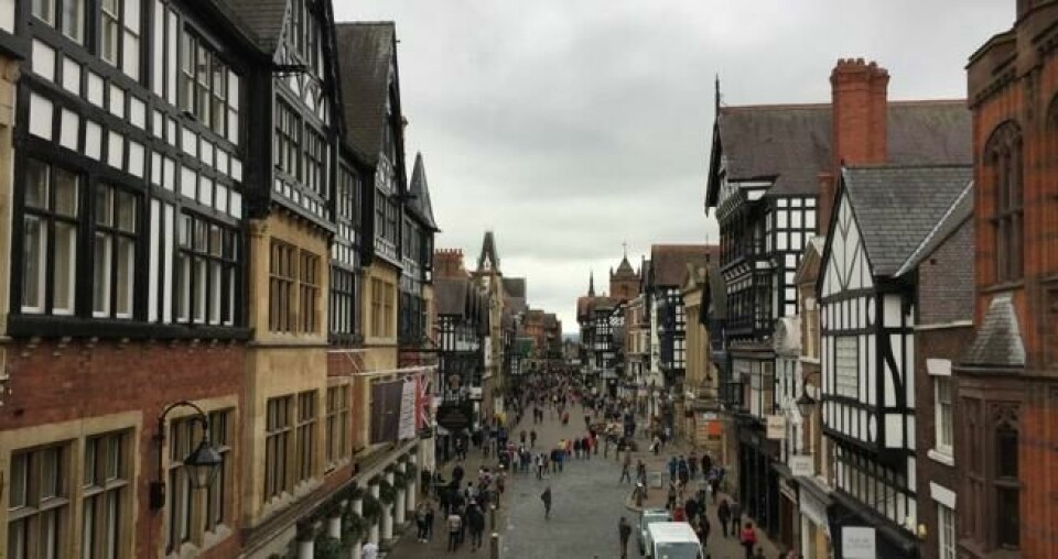 Chester har flere trivelige gågater i sentrum - med butikker både på bakkeplan og langs arkader én etasje over bakken. Foto: Sverre Bjørstad Graff. Chester har flere trivelige gågater i sentrum - med butikker både på bakkeplan og langs arkader én etasje over bakken. Foto: Sverre Bjørstad Graff.