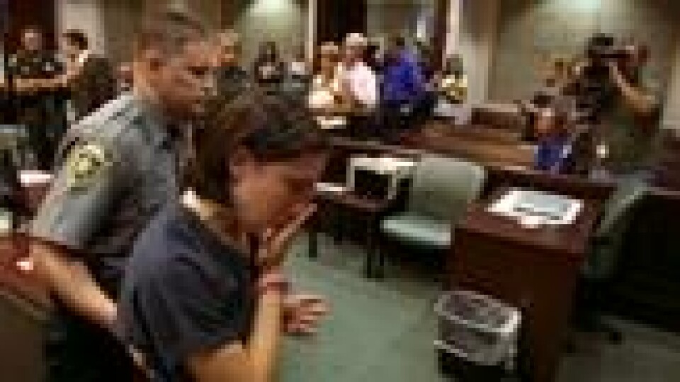 Casey Anthony eskorteres ut av rettssalen mens foreldrene Cindy og George Anthony ser på etter en høring om kausjon i 2008. Casey Anthony eskorteres ut av rettssalen mens foreldrene Cindy og George Anthony ser på etter en høring om kausjon i 2008. Foto: Red Huber / AP Photo