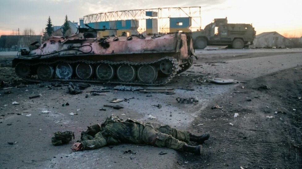 En død russisk soldat drept i kamper langs en vei utenfor byen Kharkiv. Foto: NTB / Reuters