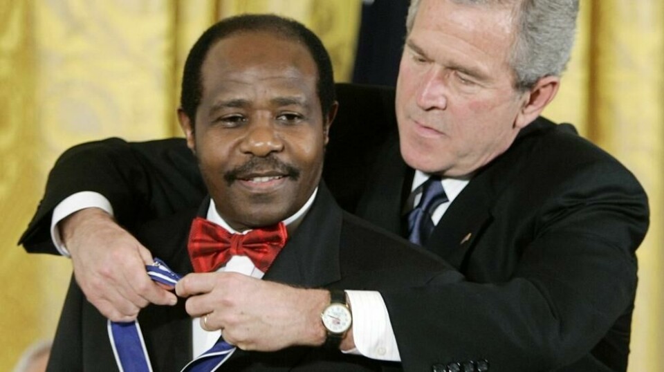Paul Rusesabagina fikk utmerkelse for å ha reddet 1200 mennesker under folkemordet i Rwanda. Medaljen ble utdelt av daværende amerikansk president George W. Bush.