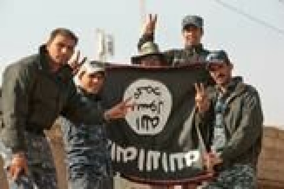 Irakiske soldater viser frem et IS-flagg de har beslaglagt i området Hamam al-Alil area, 14 kilometer sør for Mosul. Irakiske soldater viser frem et IS-flagg de har beslaglagt i området Hamam al-Alil area, 14 kilometer sør for Mosul. Foto: Ahmad Al-rubaye / AFP
