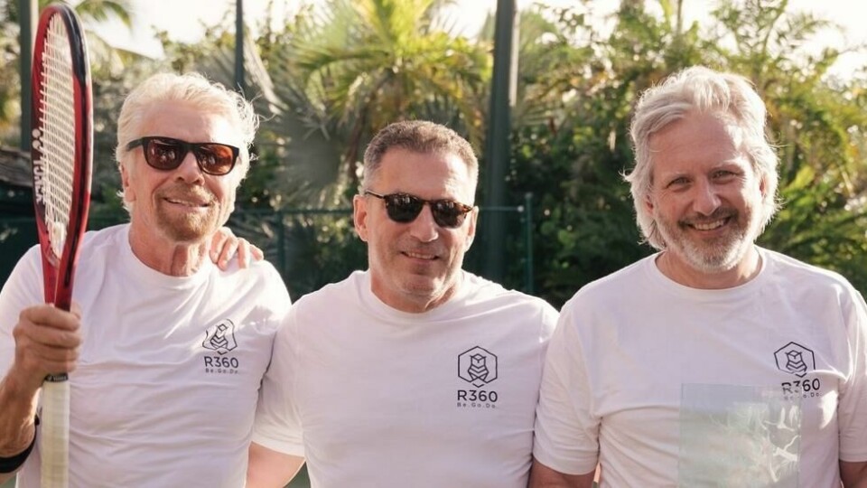 Michael Cole (i midten) og super.rikingklubben R360 spleiser verdens rikeste familier - her med Richard Branson (t.v.) og Christopher Ryan under en R360 nettverkstenniskamp. Michael Cole (i midten) og super.rikingklubben R360 spleiser verdens rikeste familier - her med Richard Branson (t.v.) og Christopher Ryan under en R360 nettverkstenniskamp. Foto: R360