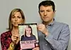 Kate og Gerry McCann fotografert i 2012 med et fotografi av hvordan datteren Madeleine kunne se ut i niårsalderen. Madeleine McCann forsvant i Portugal 3. januar 2007. Foto: Sang Tan / AP