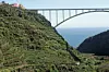 TILOS-BRUA: Under denne 150 meter høye brua ser vi det bratte kulturlandskapet La Palma er kjent for. Foto: Thomas Vermes / ABC Nyheter