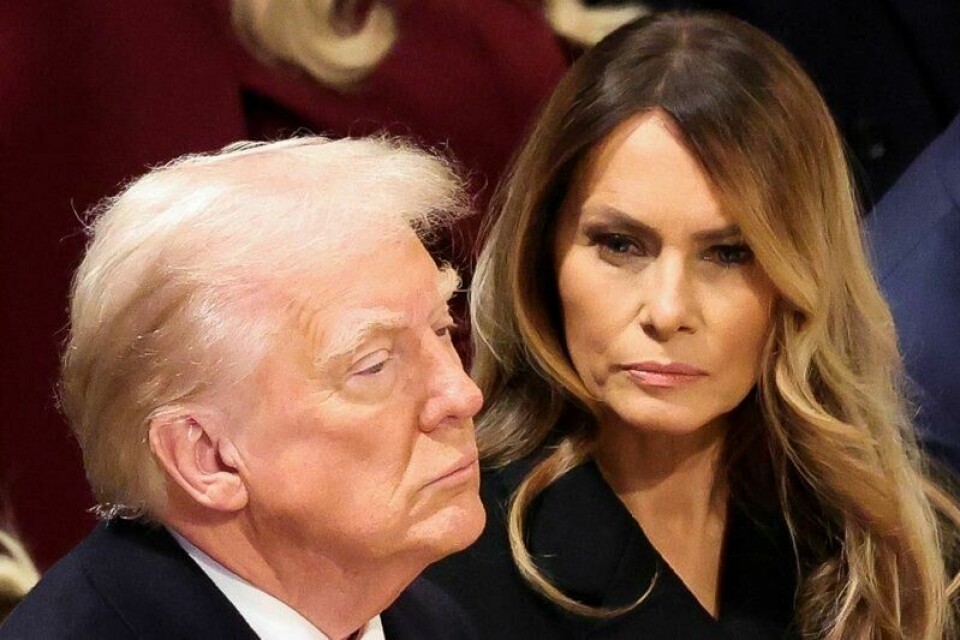 Førstedame Melania Trump er god til å holde seg under radaren. Nå avslører en anonym kilde hva Melania angivelig sysler med. Her avbildet i januar sammen med ektemannen, Donald Trump.