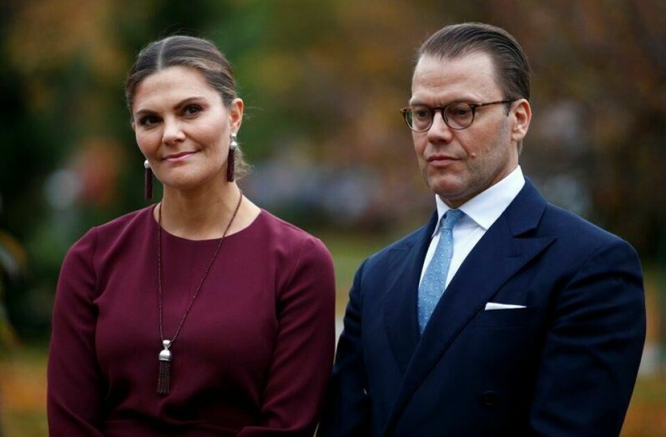 Kronprinsesse Victoria og prins Daniel lønnet barnepiken som passet prinsesse Estelle for dårlig, mener svenske journalister. Her er de avbildet i 2019.
