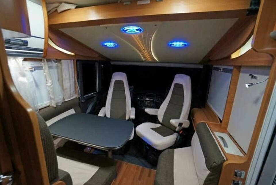 LEKKER SITTEGRUPPE: Ecovip 600 Har en lekker sittegruppe, og en stor senkeseng over. Lampene veksler med et trykk mellom blått og hvitt lys. (FOTO: Geir Svardal) LEKKER SITTEGRUPPE: Ecovip 600 Har en lekker sittegruppe, og en stor senkeseng over. Lampene veksler med et trykk mellom blått og hvitt lys. (FOTO: Geir Svardal)