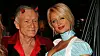 Avdøde Playboy-sjef Hugh Hefner (t.v.) sammen med Paris Hilton (t.h.) under en Halloween-feiring i 2007. Foto: James Trevenen / Playboy / AP / NTB