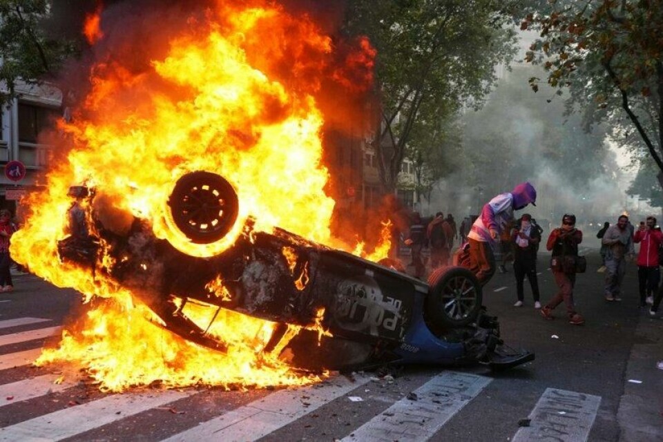 En politibil ble påtent av demonstranter under pensjonsprotesten i Buenos Aires onsdag.
