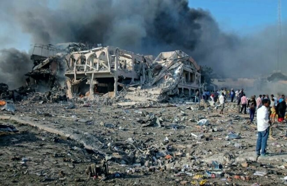 Folk samler seg ved stedet der den massive eksplosjonen skjedde foran Safari Hotel i Mogadishu, Somalia. Terrorangrepet tok livet av over 300 mennesker.