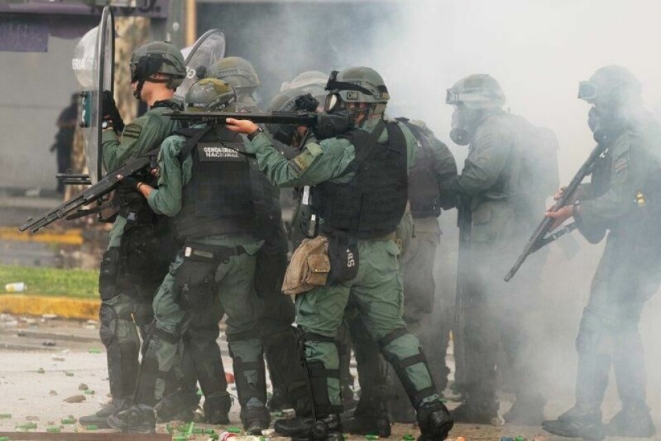 Politiet brukte både tåregass og gummikuler mot demonstrantene i Buenos Aires. Én person, som ifølge lokale medier var fotograf og del av pressen, ble kritisk skadet. Politiet brukte både tåregass og gummikuler mot demonstrantene i Buenos Aires. Én person, som ifølge lokale medier var fotograf og del av pressen, ble kritisk skadet. Foto: Natacha Pisarenko / AP / NTB