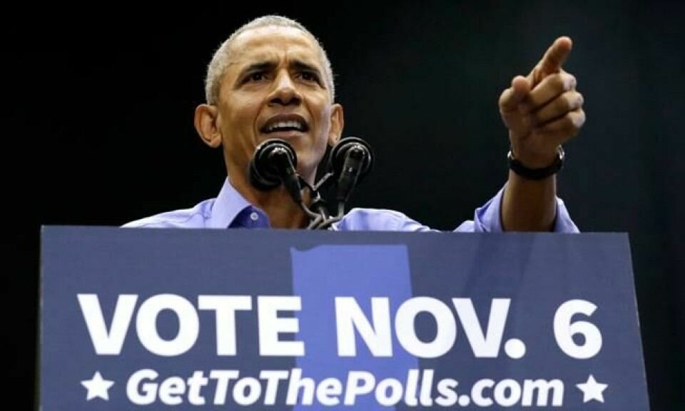 Tidligere president Barack Obama taler under et valgkampmøte der han deltok for å vise sins tøtte til til Indianas demokratiske kongresskandidat, senator Joe Donnelly. Foto: AP Photo/Nam Y. Huh Tidligere president Barack Obama taler under et valgkampmøte der han deltok for å vise sins tøtte til til Indianas demokratiske kongresskandidat, senator Joe Donnelly. Foto: AP Photo/Nam Y. Huh