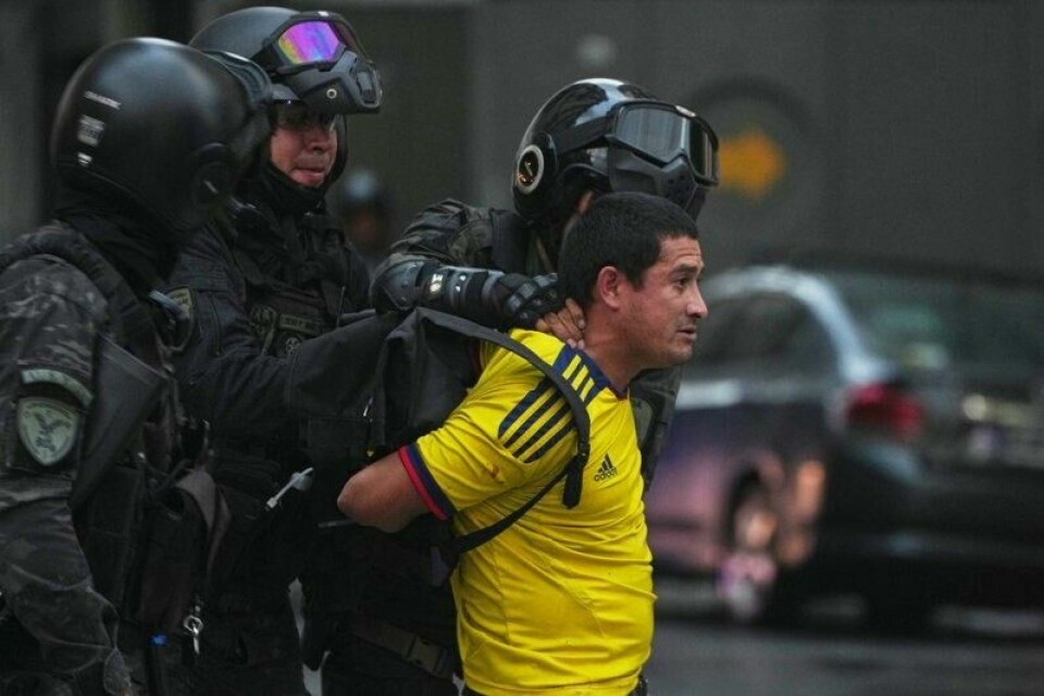 Rundt 150 personer ble pågrepet under demonstrasjonen mot lavere pensjoner i Buenos Aires. Rundt 150 personer ble pågrepet under demonstrasjonen mot lavere pensjoner i Buenos Aires. Foto: Natacha Pisarenko / AP / NTB