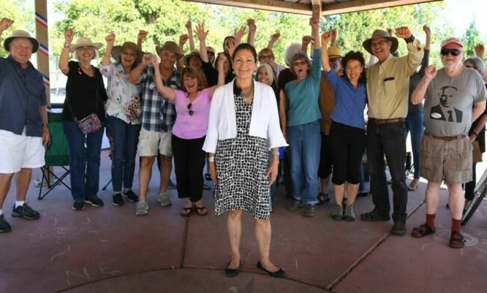 Debra Haaland satser på å skrive historie denne høsten som den første urfolkskvinne som velges til USAs kongress. Hun har også norsk opphav. Foto: AFP Debra Haaland satser på å skrive historie denne høsten som den første urfolkskvinne som velges til USAs kongress. Hun har også norsk opphav. Foto: AFP