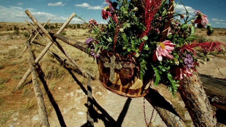 På dette bildet som er tatt 12. oktober 1998, ser vi noen blomster som er blitt hengt opp på gjerdet der Matthew Shepard ble mishandlet og etterlatt. Gjerdet er senere blitt fjernet. Foto: Gary Caskey/Reuters