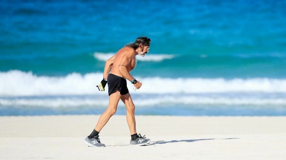 Hver dag siden 1974 har man kunnet se Robert «Raven» Kraft løpe den samme ruten langs Miami Beach. Turen starter alltid på slaget 17:30. 17. oktober fyller han 70 år. Foto: Cliff Hawkins/Getty Images/AFP