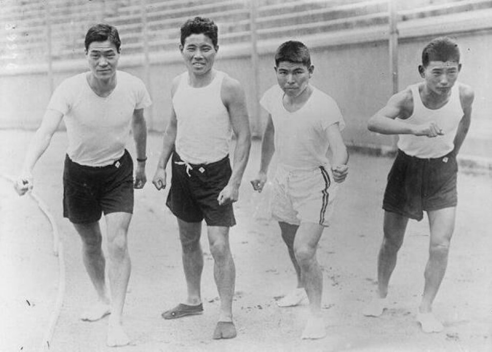 Shizo Kanakuri (nummer to fra venstre) var kjent som «Maratonens far» i Japan. Her er han fotografert sammen med japanske maratonløpere i 1920. Foto: Wikimedia Shizo Kanakuri (nummer to fra venstre) var kjent som «Maratonens far» i Japan. Her er han fotografert sammen med japanske maratonløpere i 1920. Foto: Wikimedia