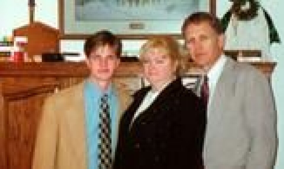 Matthew Shepard sammen med foreldrene Judy og Dennis. Foto: The Matthew Shepard Foundation/AP Matthew Shepard sammen med foreldrene Judy og Dennis. Foto: The Matthew Shepard Foundation/AP