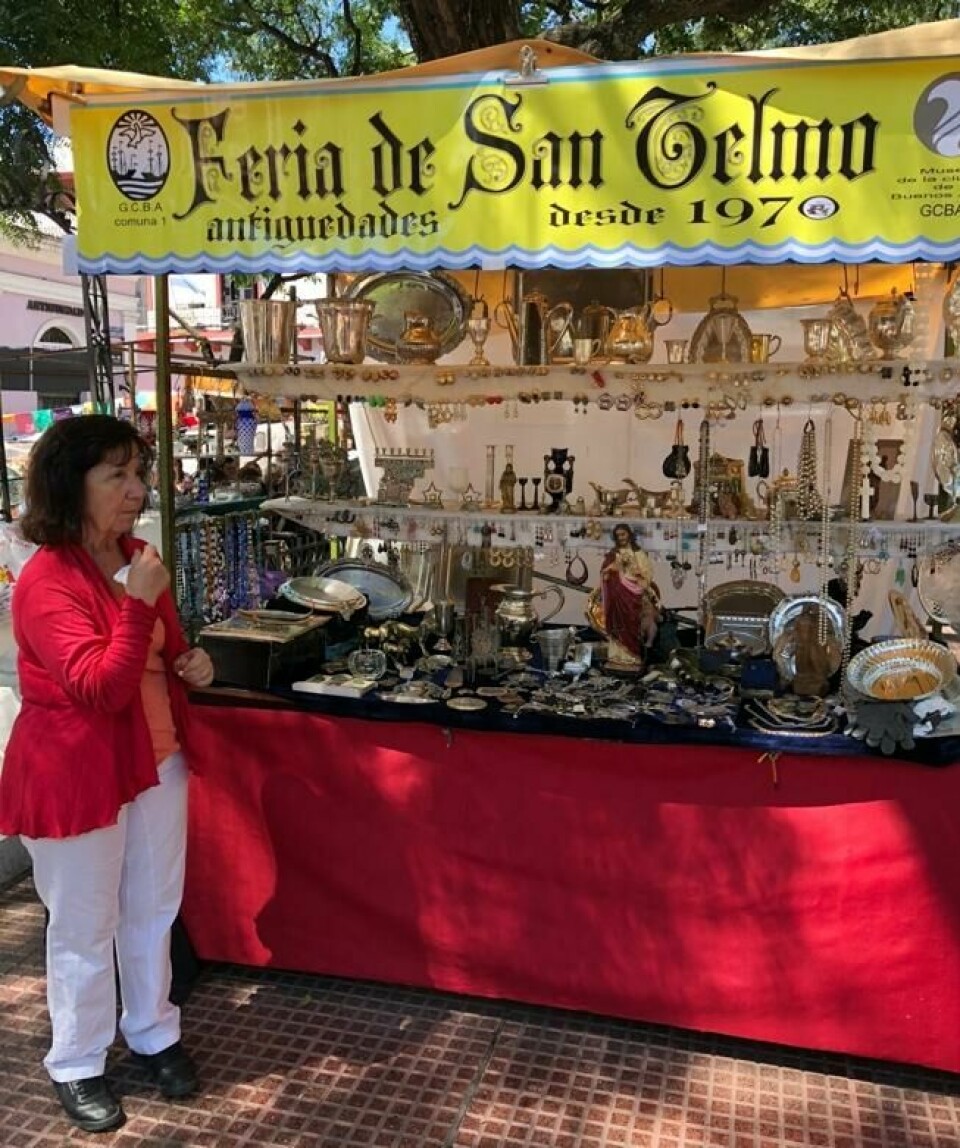 Hylle på hylle med metallgjenstander, glassvarer, broderier og veldig mye annet. Dolores Peña har vært med på Feria de San Telmo nesten helt siden starten for snart 50 år siden. Foto: Tore Ulabrand Johansen Hylle på hylle med metallgjenstander, glassvarer, broderier og veldig mye annet. Dolores Peña har vært med på Feria de San Telmo nesten helt siden starten for snart 50 år siden. Foto: Tore Ulabrand Johansen