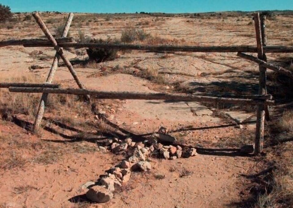 På dette bildet fra 1999, ser vi et kors av steiner som er blitt lagt ved stedet der Matthew Shepard ble brutalt mishandlet og etterlatt. Foto: AP Photo/Ed Andrieski På dette bildet fra 1999, ser vi et kors av steiner som er blitt lagt ved stedet der Matthew Shepard ble brutalt mishandlet og etterlatt. Foto: AP Photo/Ed Andrieski