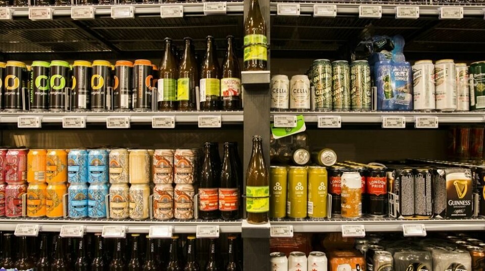 Vinmonopolet har kuttet ølprisen på merker med høyere alkoholprosent, og flere tror at også Rema kan komme til å senke prisene på noen av sine ølsorter for å vinne kunder tilbake Foto: Berit Roald / NTB scanpix.