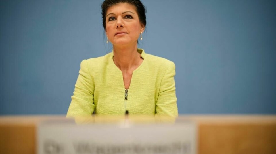En mann kastet torsdag maling på leder Sahra Wagenknecht av det venstrepopulistiske partiet BSW. Her er hun fotografert i forbindelse med opprettelsen av partiet i fjor høst. Foto: Markus Schreiber / AP / NTB